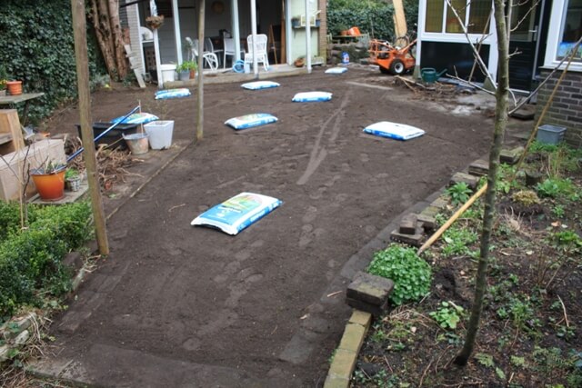 afbeelding Tuininrichting; Na eerste keer egaliseren compost in grond frezen